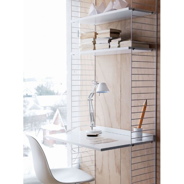 Weißes String-Bücherregal und Schreibtisch