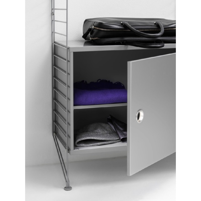 Cabinet avec porte battue 58x30 cm gris clair String® Furniture