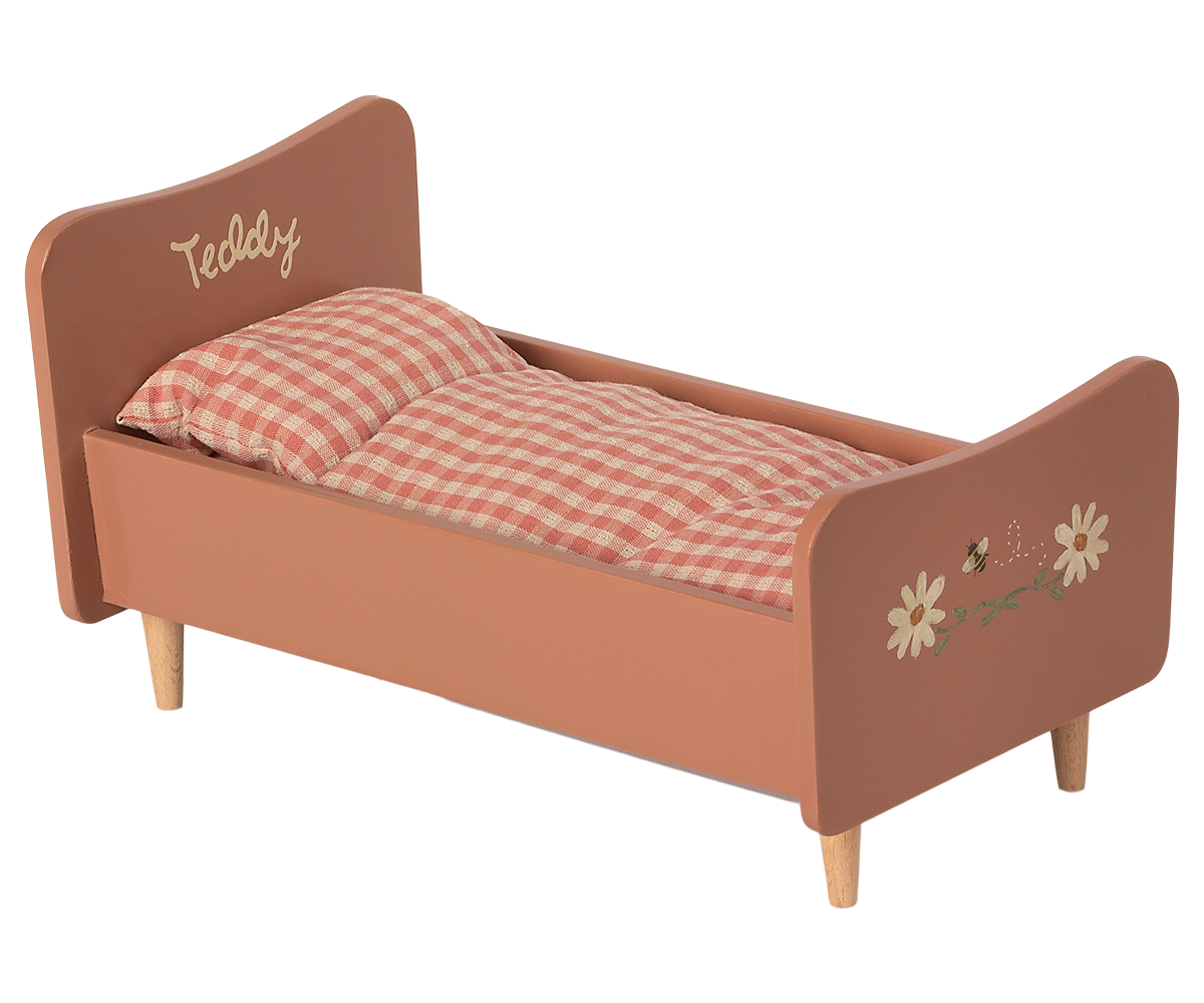 Cama de madera, mamá Teddy