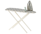 Plancha y tabla de planchar en miniatura
