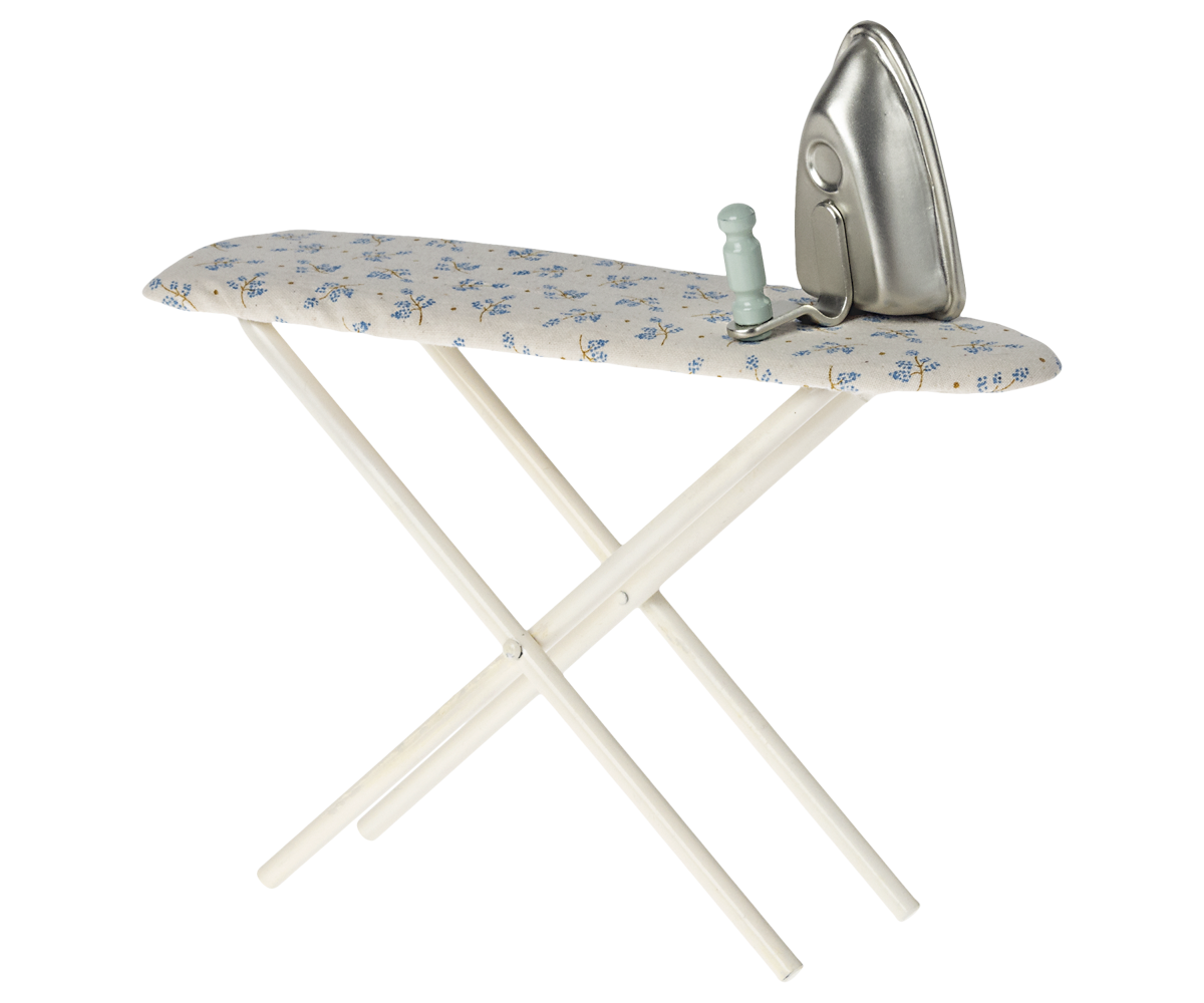 Plancha y tabla de planchar en miniatura