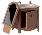 Lavabo con espejo, Ratón