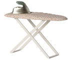 Plancha y tabla de planchar, ratón
