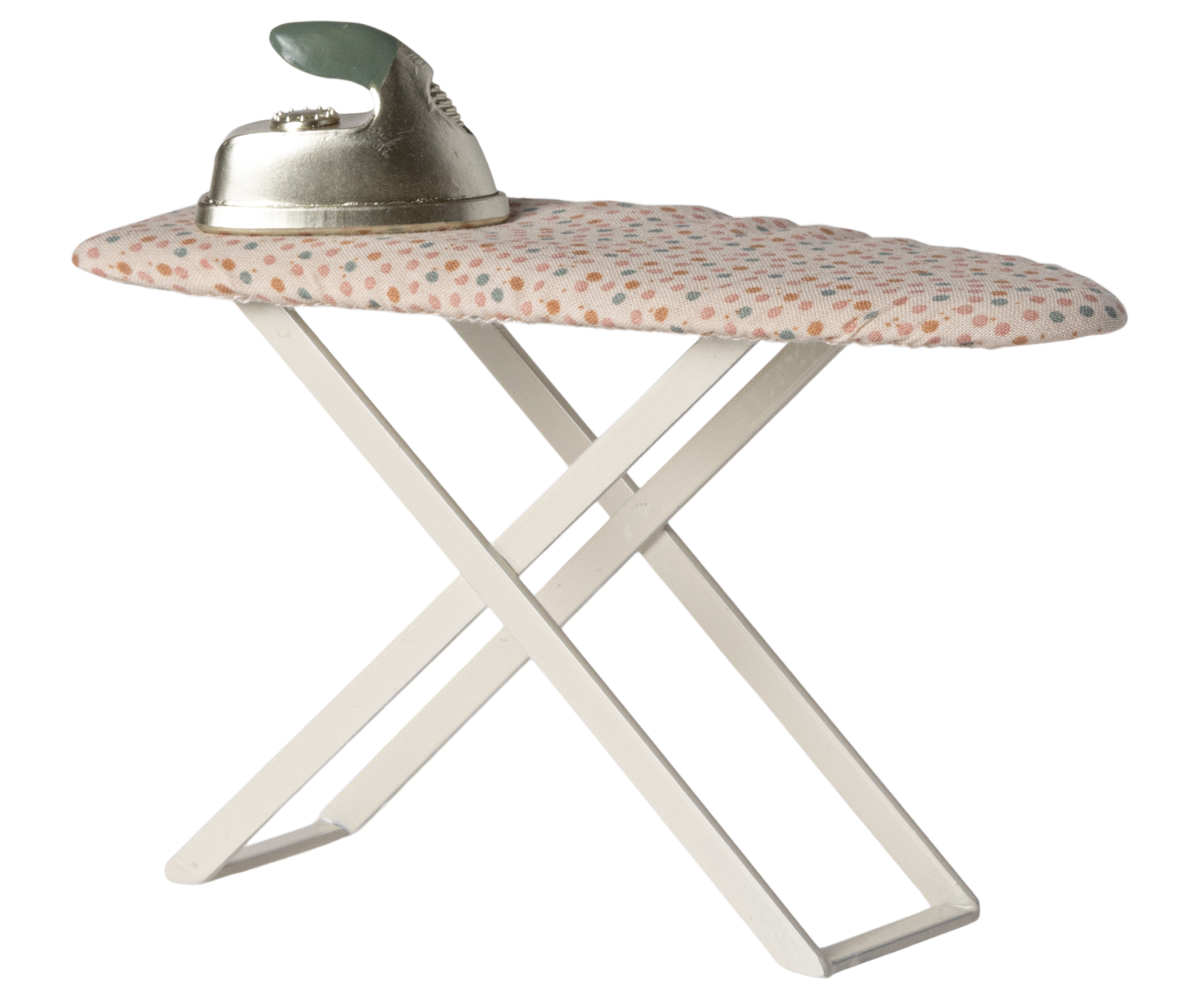Plancha y tabla de planchar, ratón