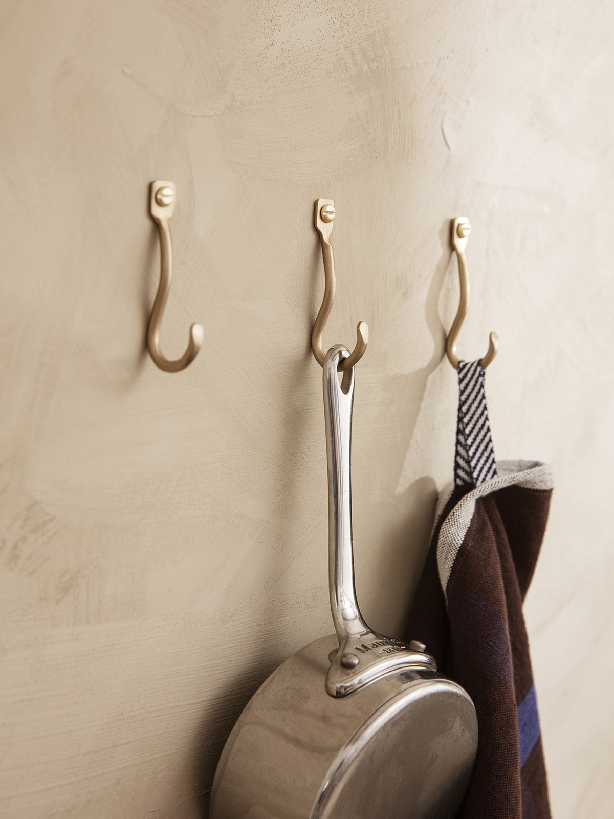 Ganchos Curvature – Set de 3 – Latón negro