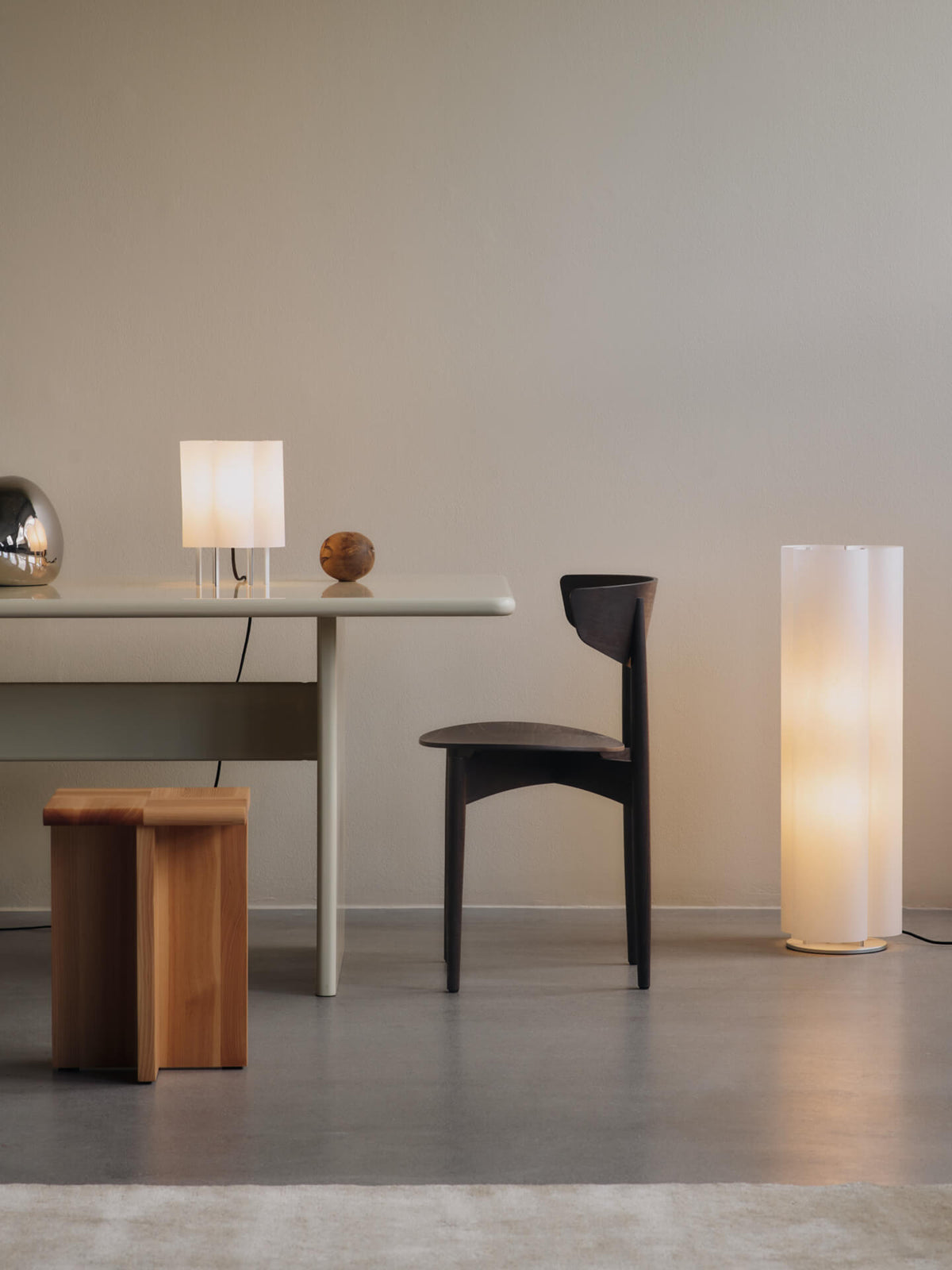 Lámpara de mesa Boe – A28 – Plateado/Natural