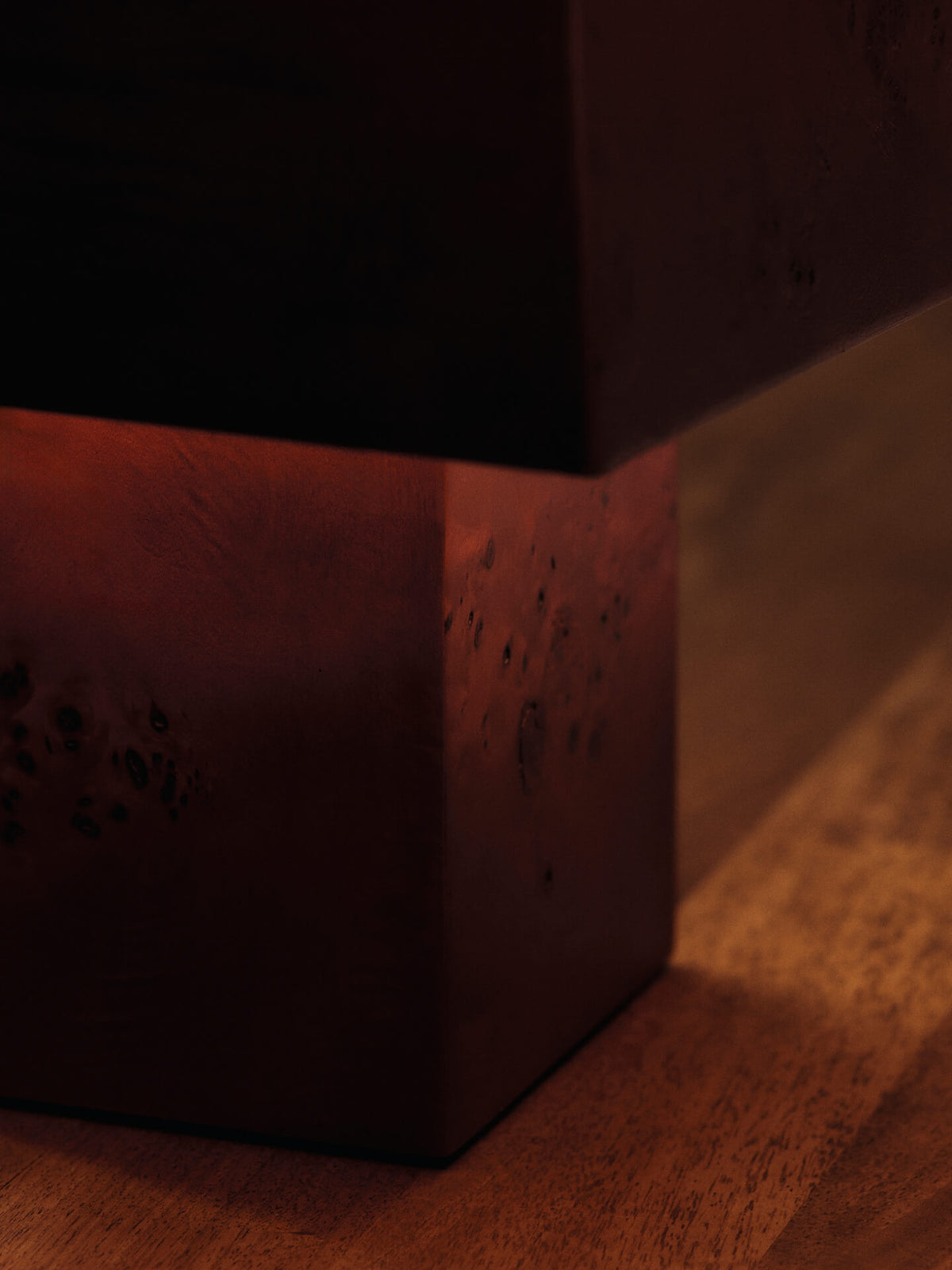 Lámpara de mesa Burl – Burl teñido en oscuro
