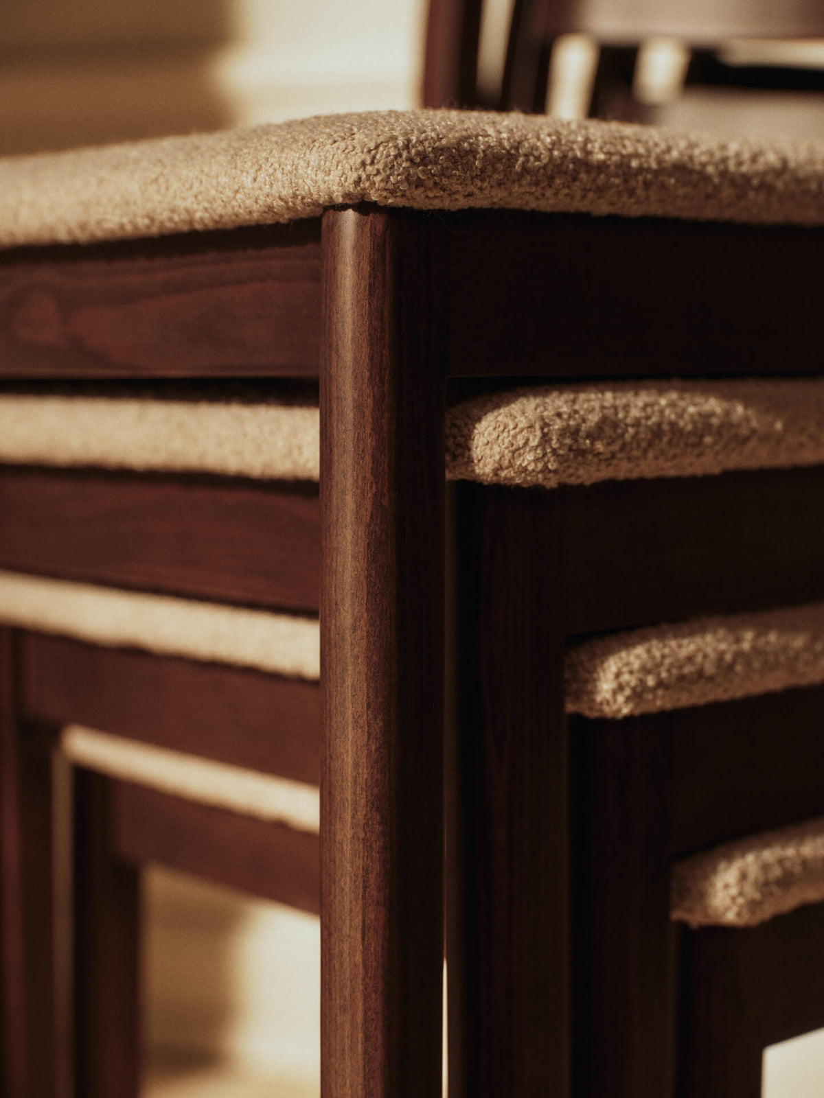 Silla de comedor Boda – Asiento tapizado – Bouclé suave – Haya/ Natural