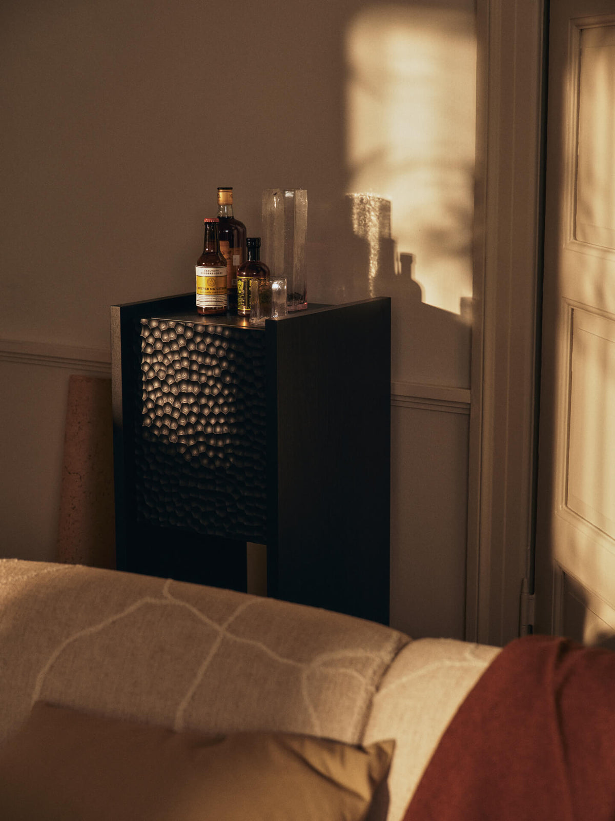 Mueble pedestal Scarni – Fresno teñido en oscuro
