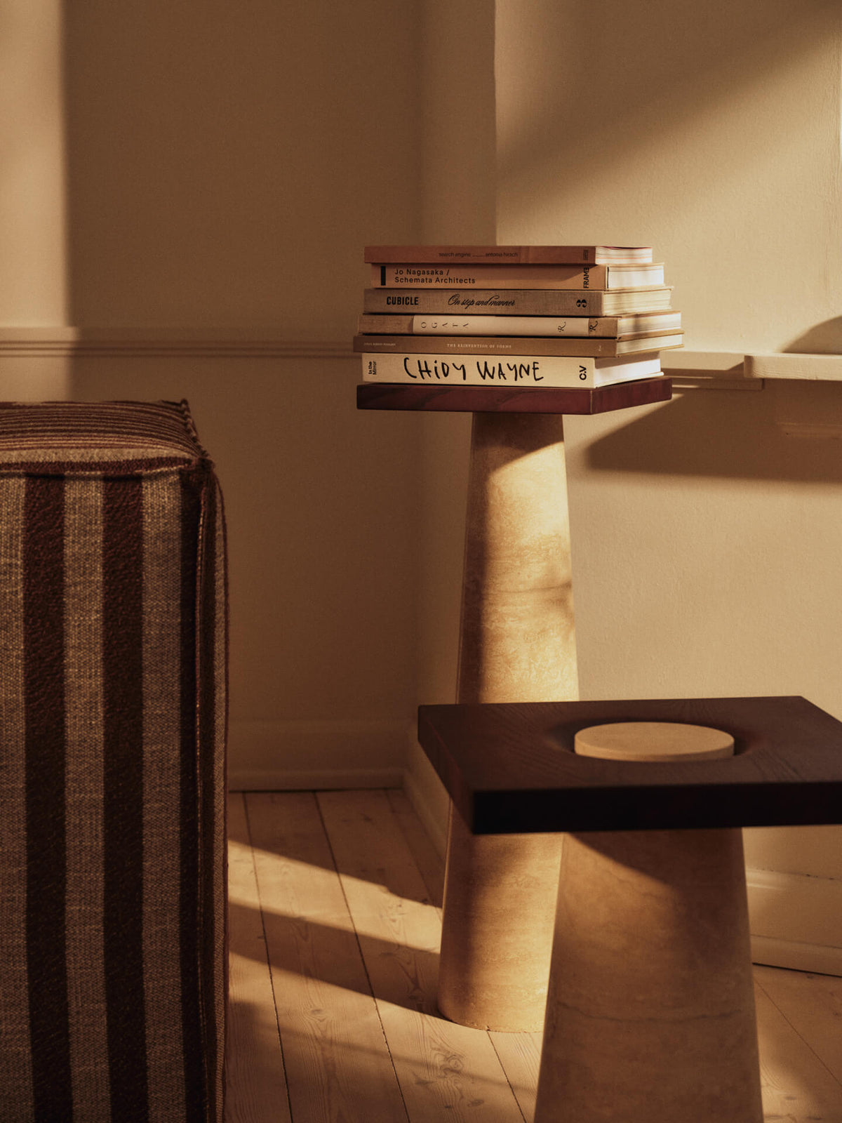 Pedestal Grova – Travertino