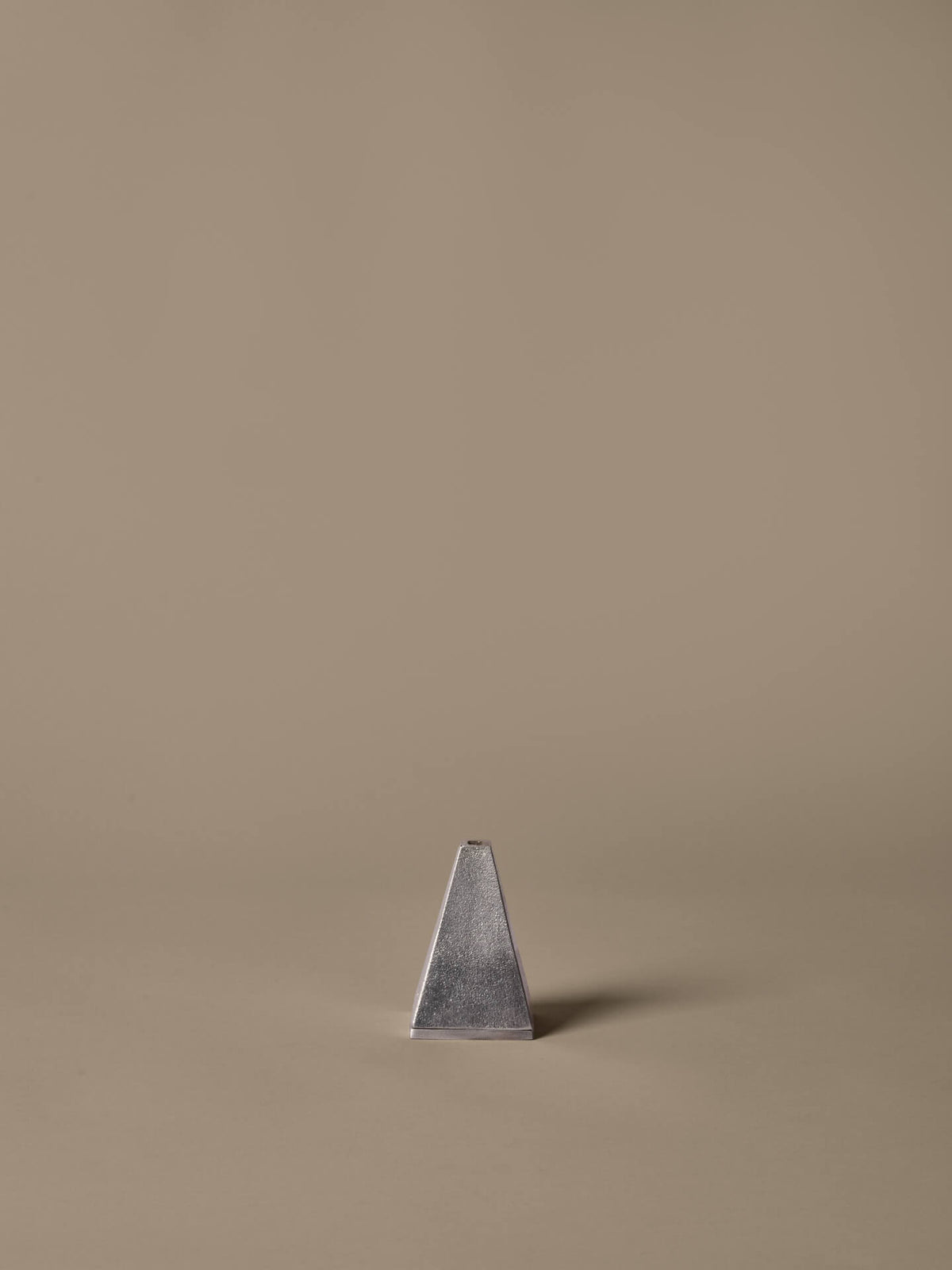 Quemador de conos de incienso Pyra – Aluminio cepillado