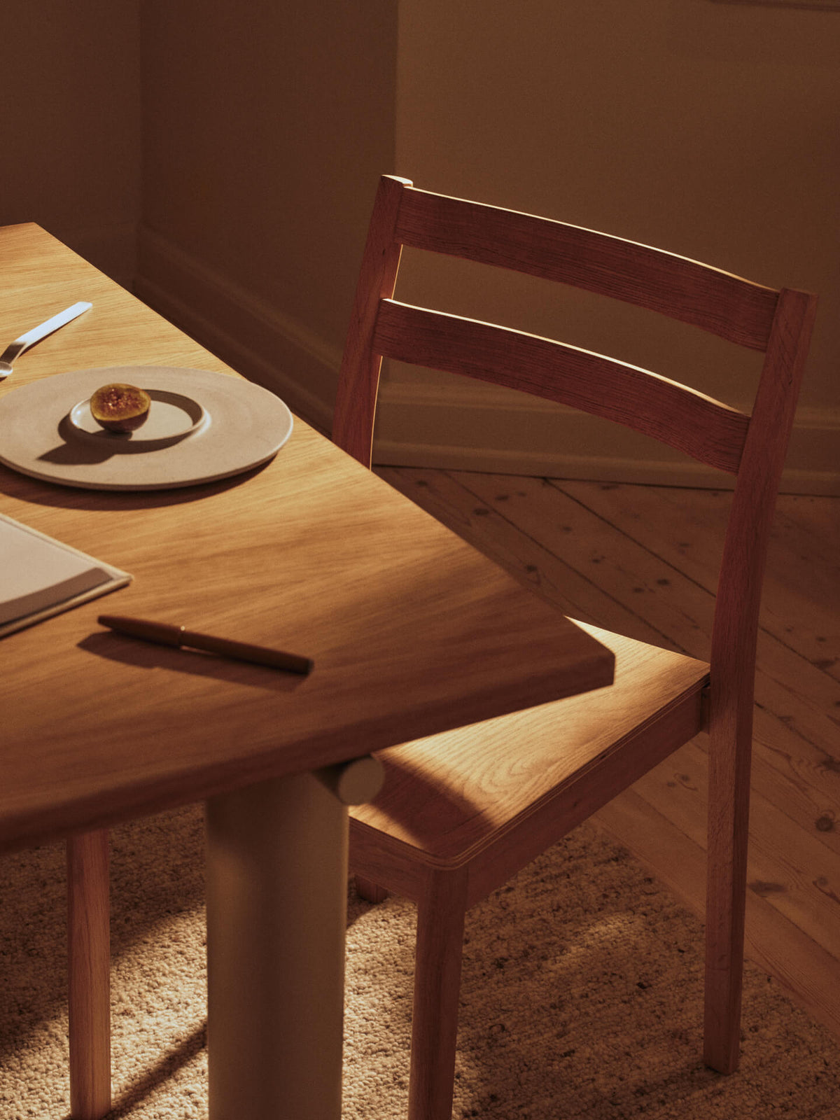 Mesa de comedor Atura – 200 x 90 – Chocolate oscuro/Burdeos Lino