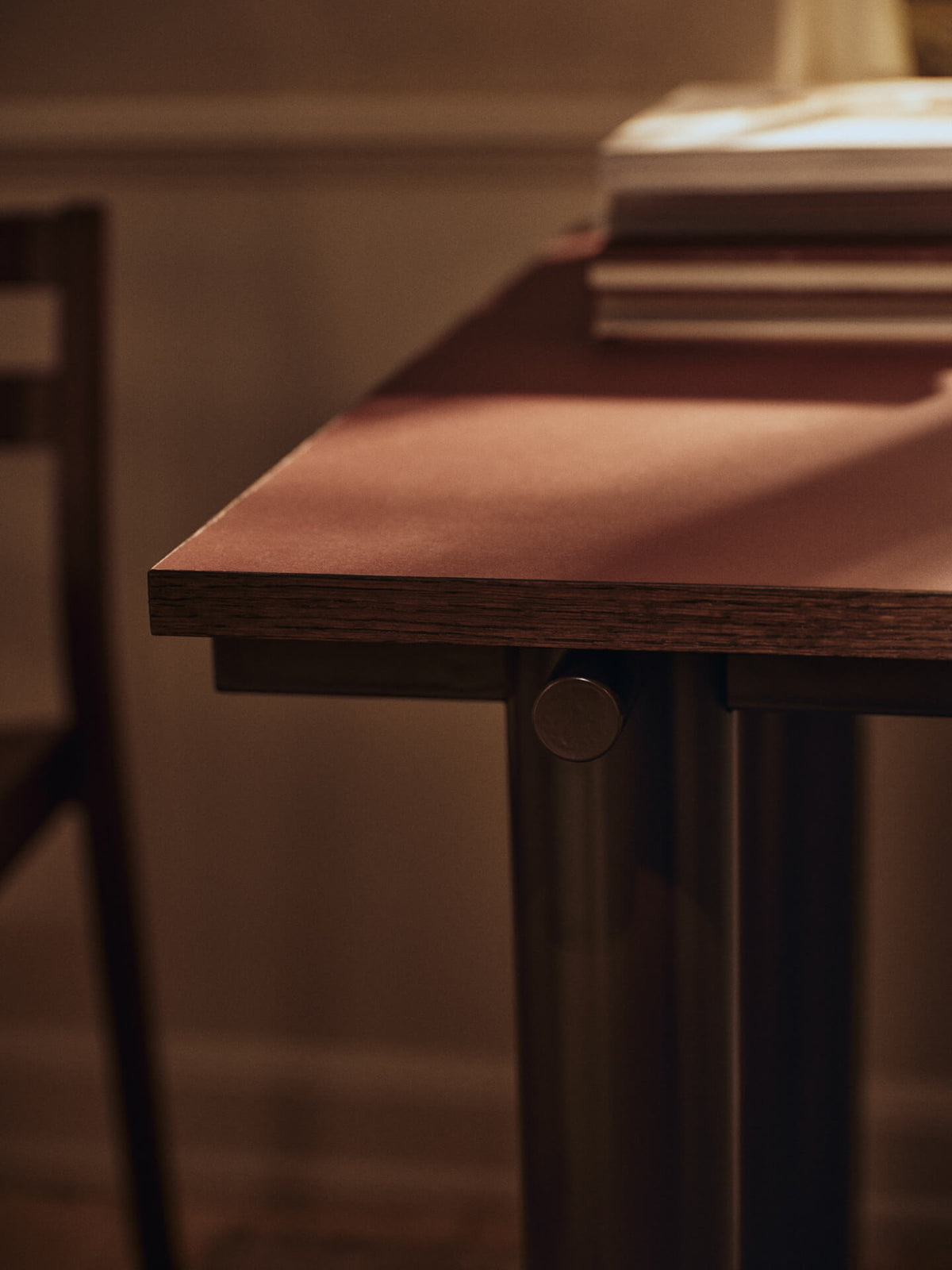 Mesa de comedor Atura – 200 x 90 – Chocolate oscuro/Burdeos Lino