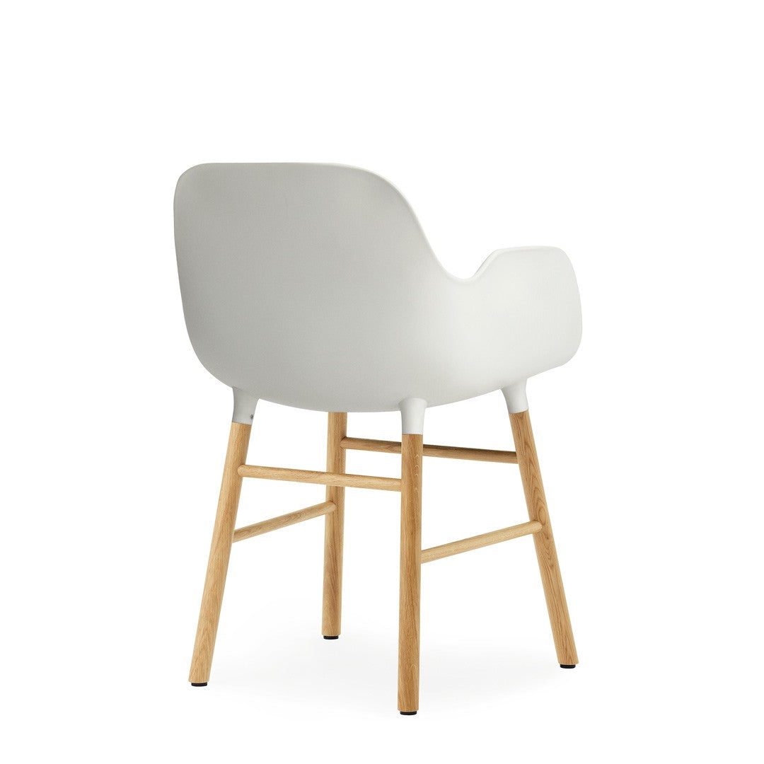 silla-brazos-form-blanca-patas-roble-2971