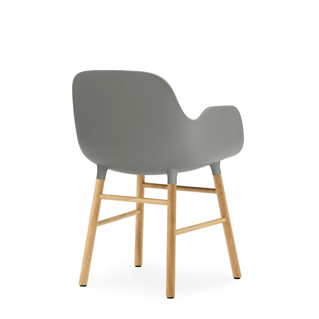 silla-brazos-form-gris-patas-roble-2972