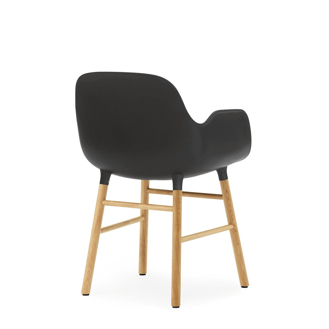 silla-brazos-form-negra-patas-roble-2973