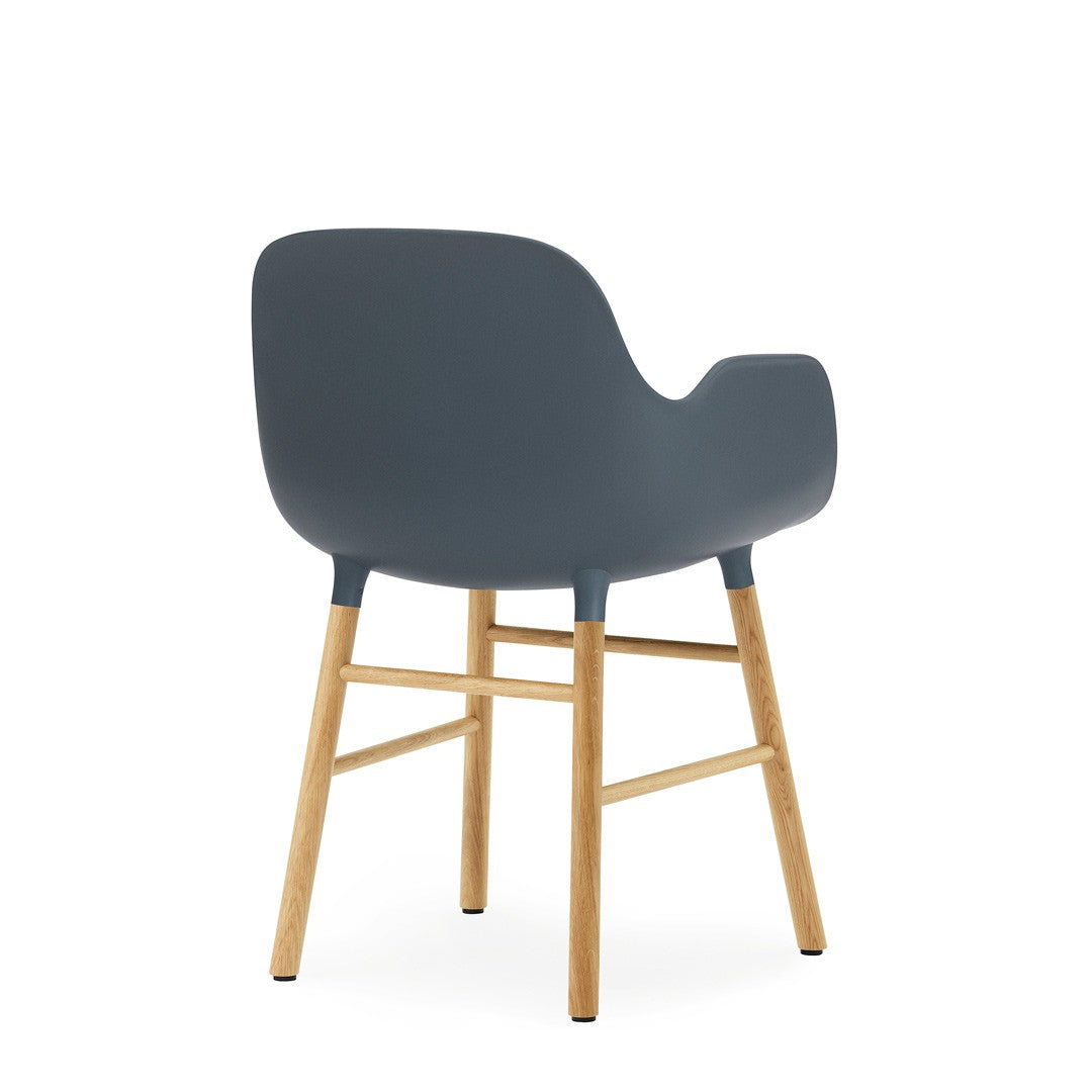 silla-brazos-form-azul-patas-roble-2974