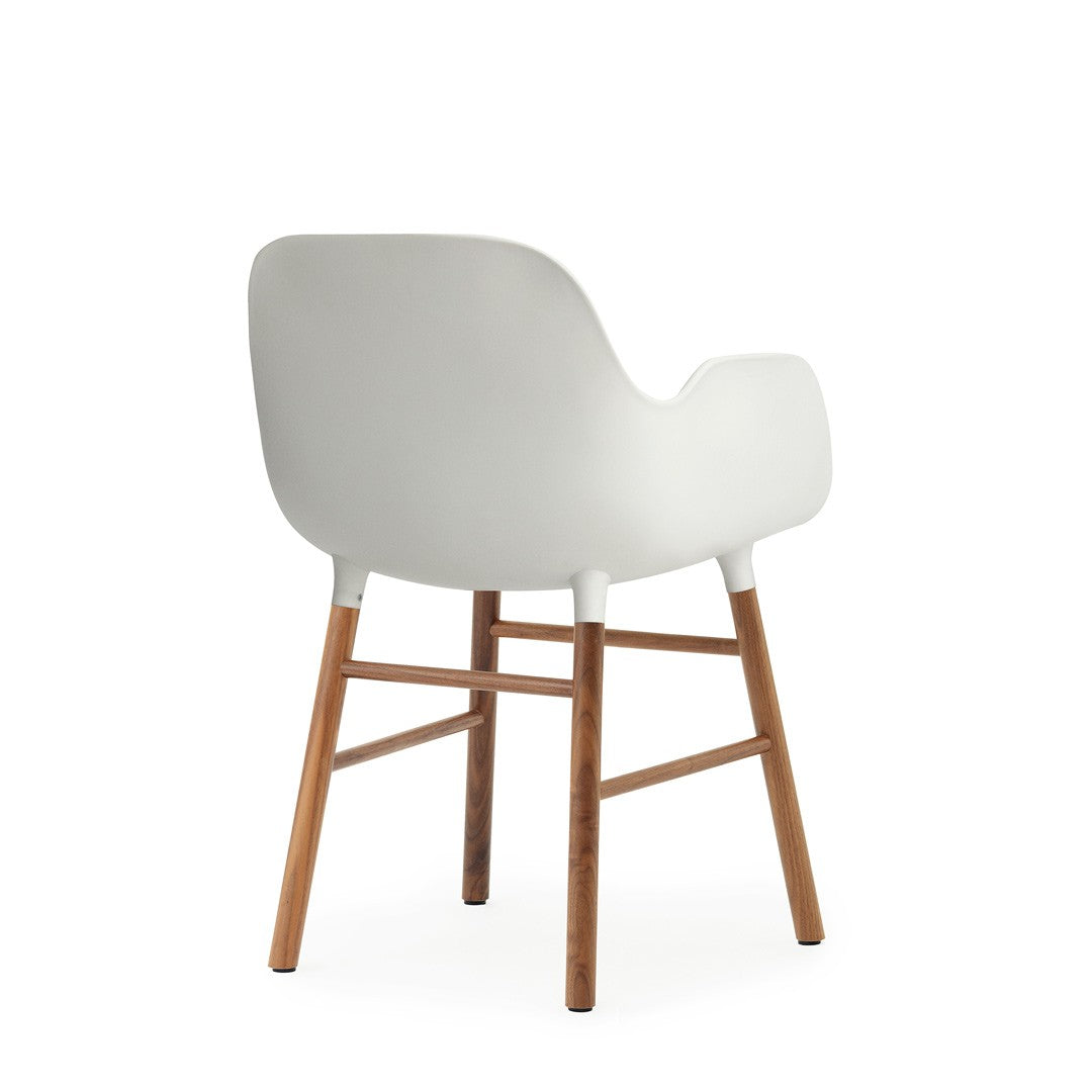 silla-brazos-form-blanca-patas-nogal-2977