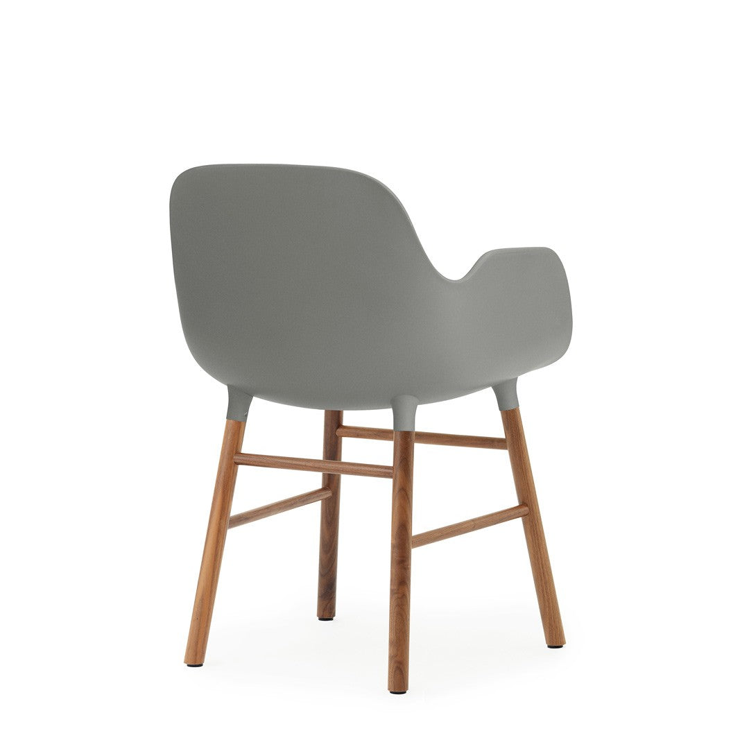 silla-brazos-form-gris-patas-nogal-2978