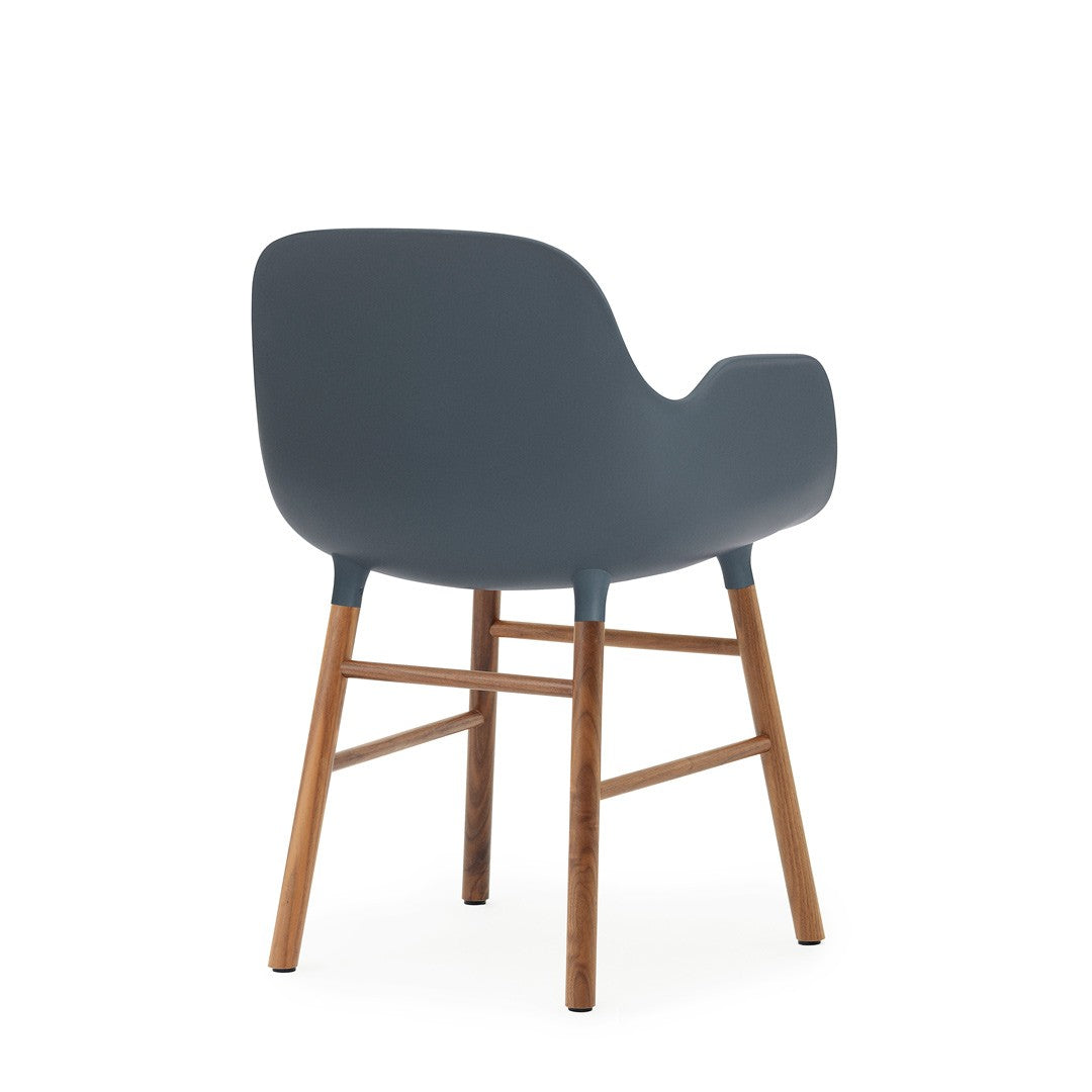 silla-brazos-form-azul-patas-nogal-2980