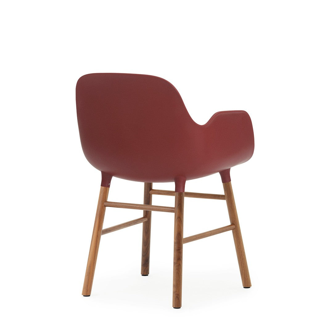 silla-brazos-form-roja-patas-nogal-2982