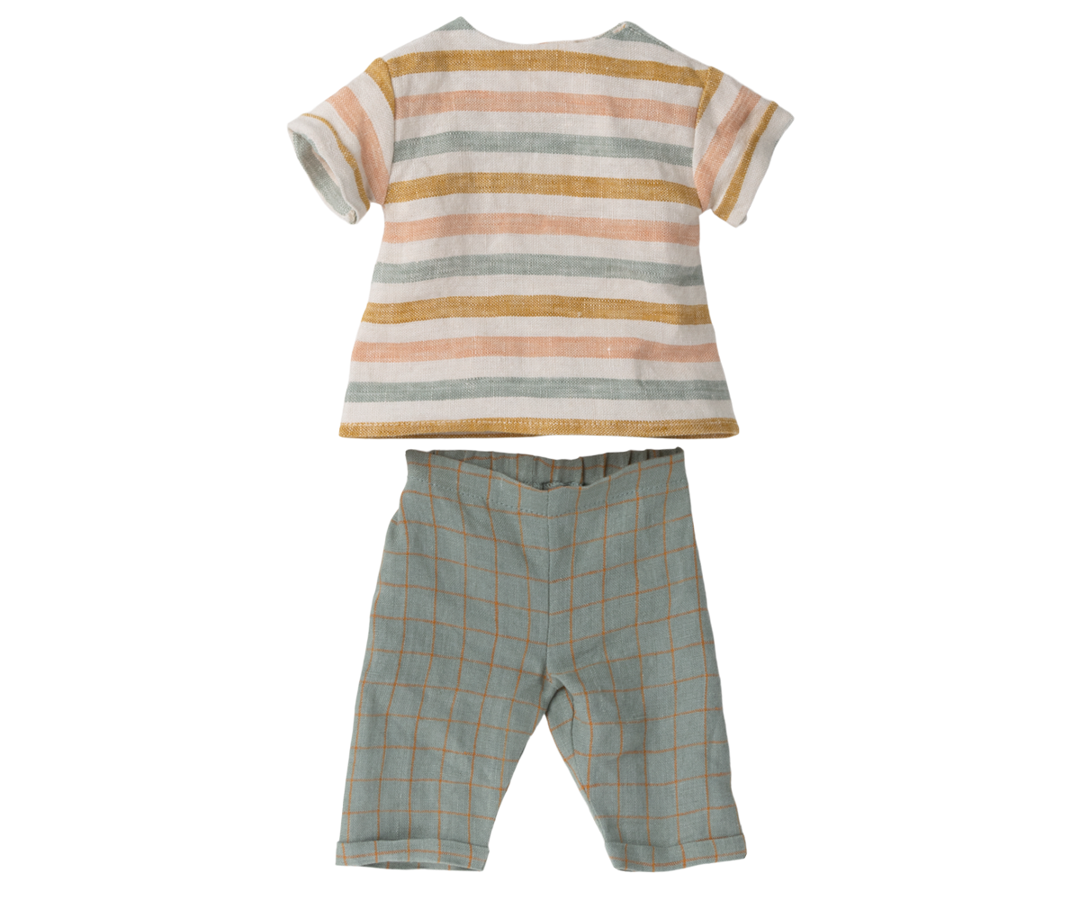 Pantalones y camisas, talla 4