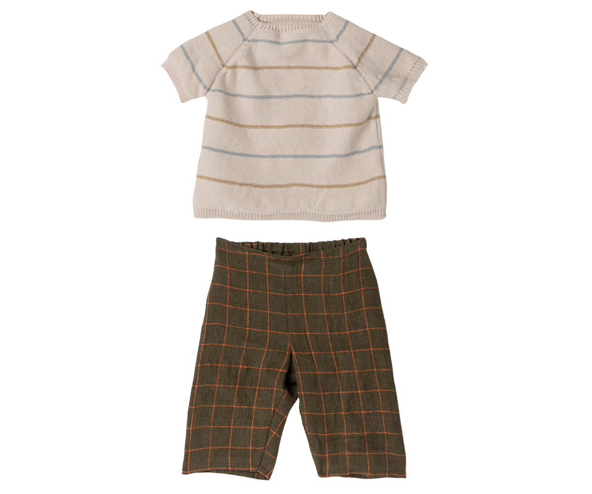 Conejo talla 5, Pantalones y suéter tejido