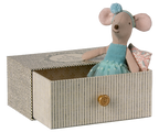 Ratón bailarín en sofá cama, Hermanita