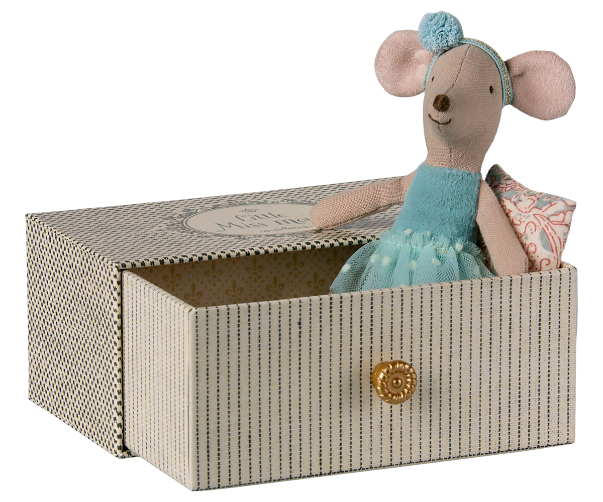 Ratón bailarín en sofá cama, Hermanita