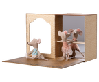 Ratones ballet en estudio de danza, hermana y hermano pequeños