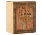 Ratones ballet en estudio de danza, hermana y hermano pequeños
