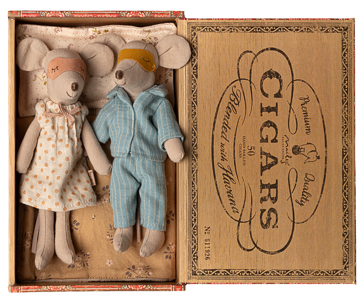 Mamá y papá ratón en caja de cigarros