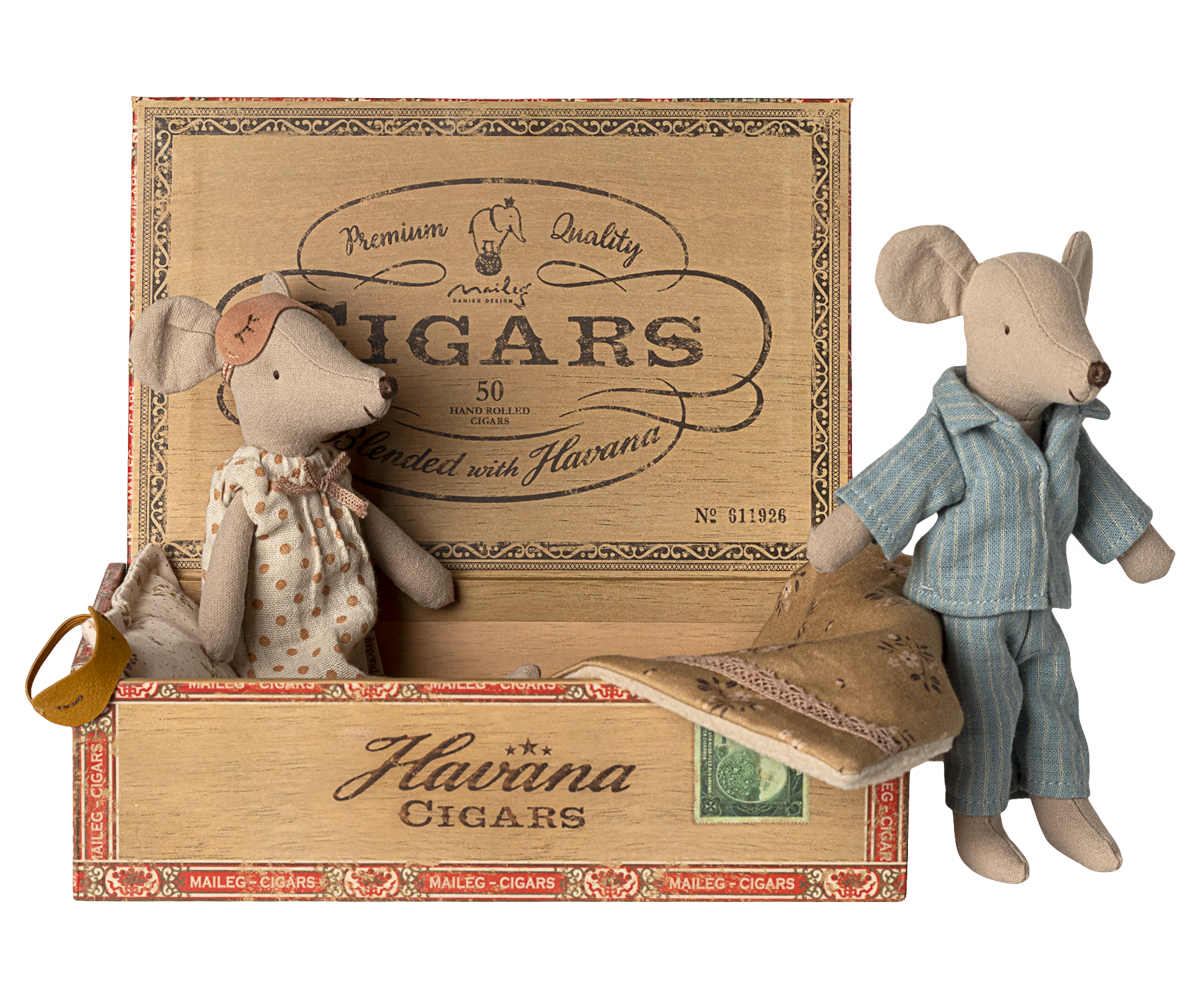 Mamá y papá ratón en caja de cigarros