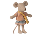Hermana ratona pequeña con bolso