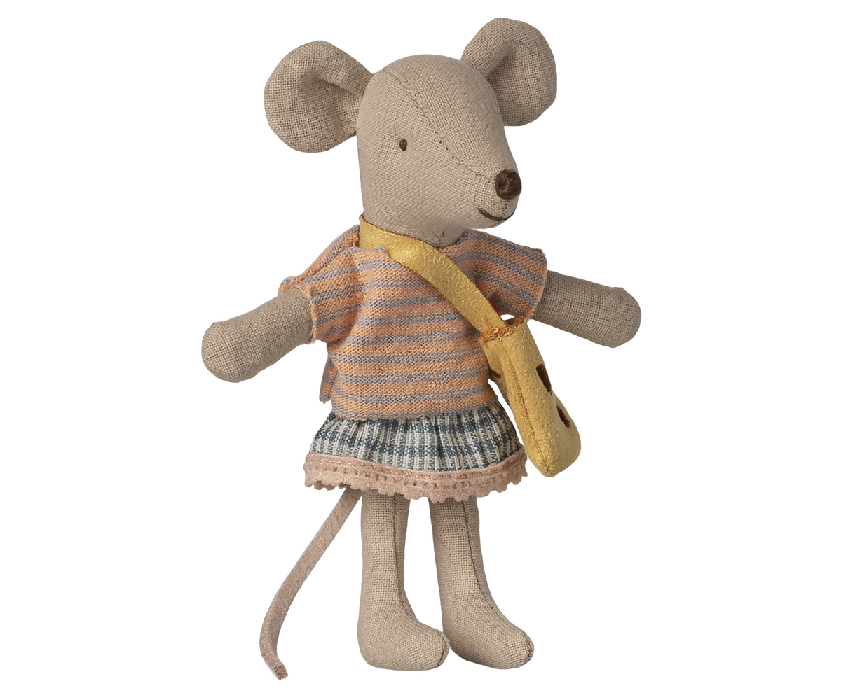 Hermana ratona pequeña con bolso