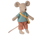 Hermano ratón pequeño con bolso