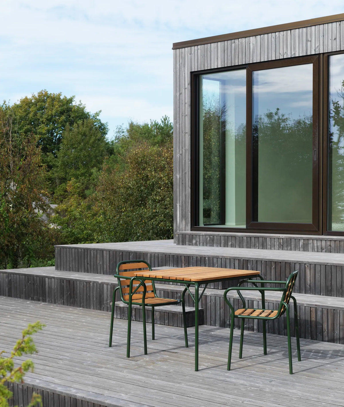 Mesa de exterior Vig 90 × 90 cm, robinia y verde oscuro