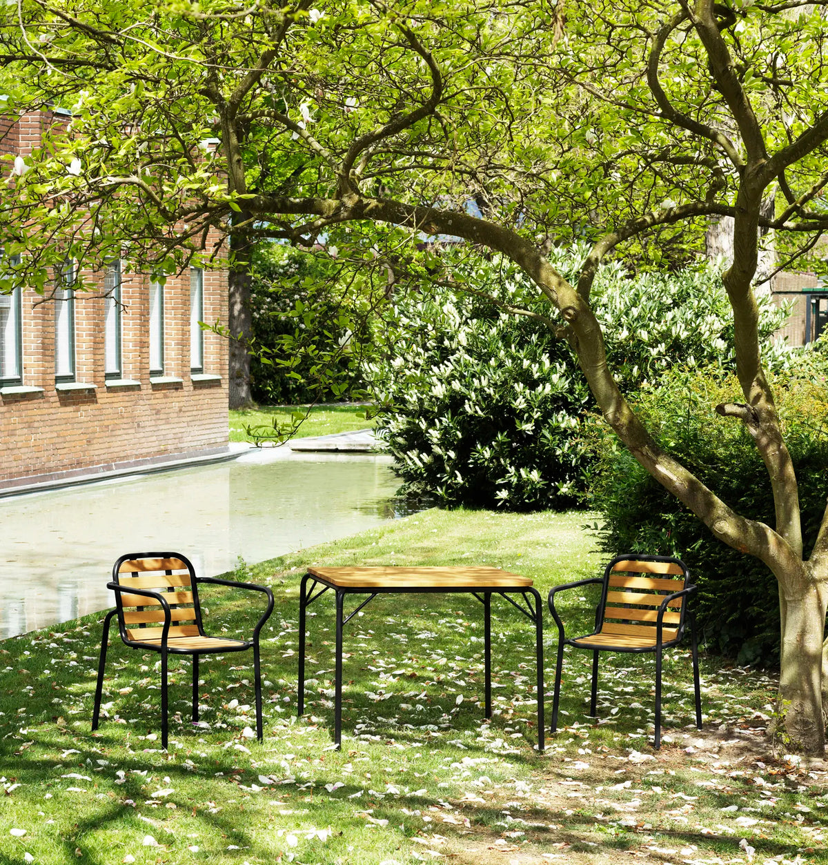 Mesa de exterior Vig 90 × 90 cm, robinia y verde oscuro
