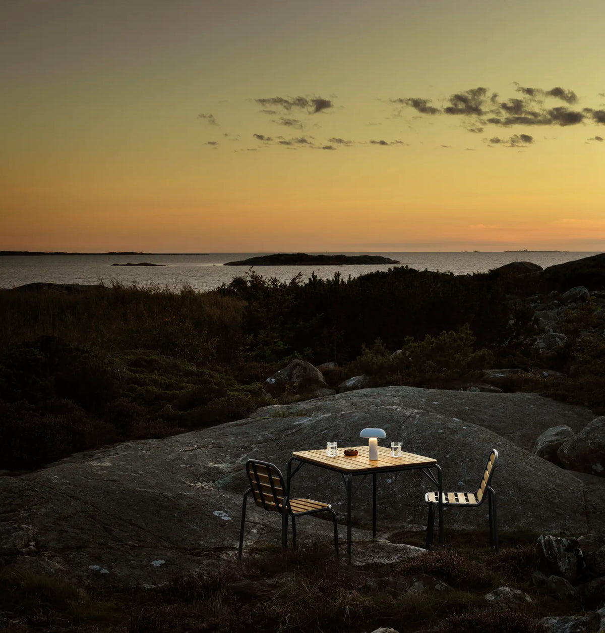 Mesa de exterior Vig 90 × 90 cm, robinia y verde oscuro