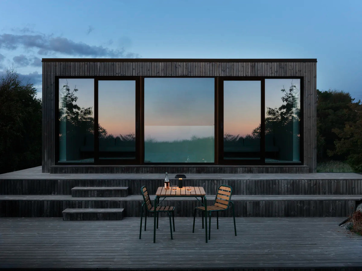 Mesa de exterior Vig 90 × 90 cm, robinia y verde oscuro