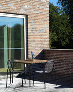 Mesa de exterior Vig 90 × 90 cm, robinia y verde oscuro
