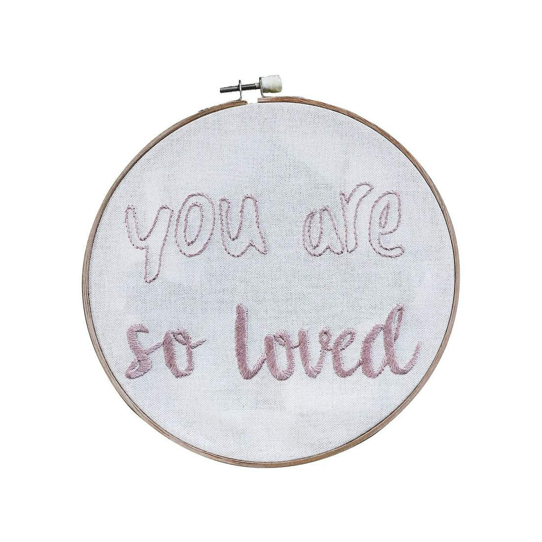 Bastidor con frase You are so loved