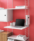 Estante con ranura para cables 58x47 cm Blanco String® Furniture