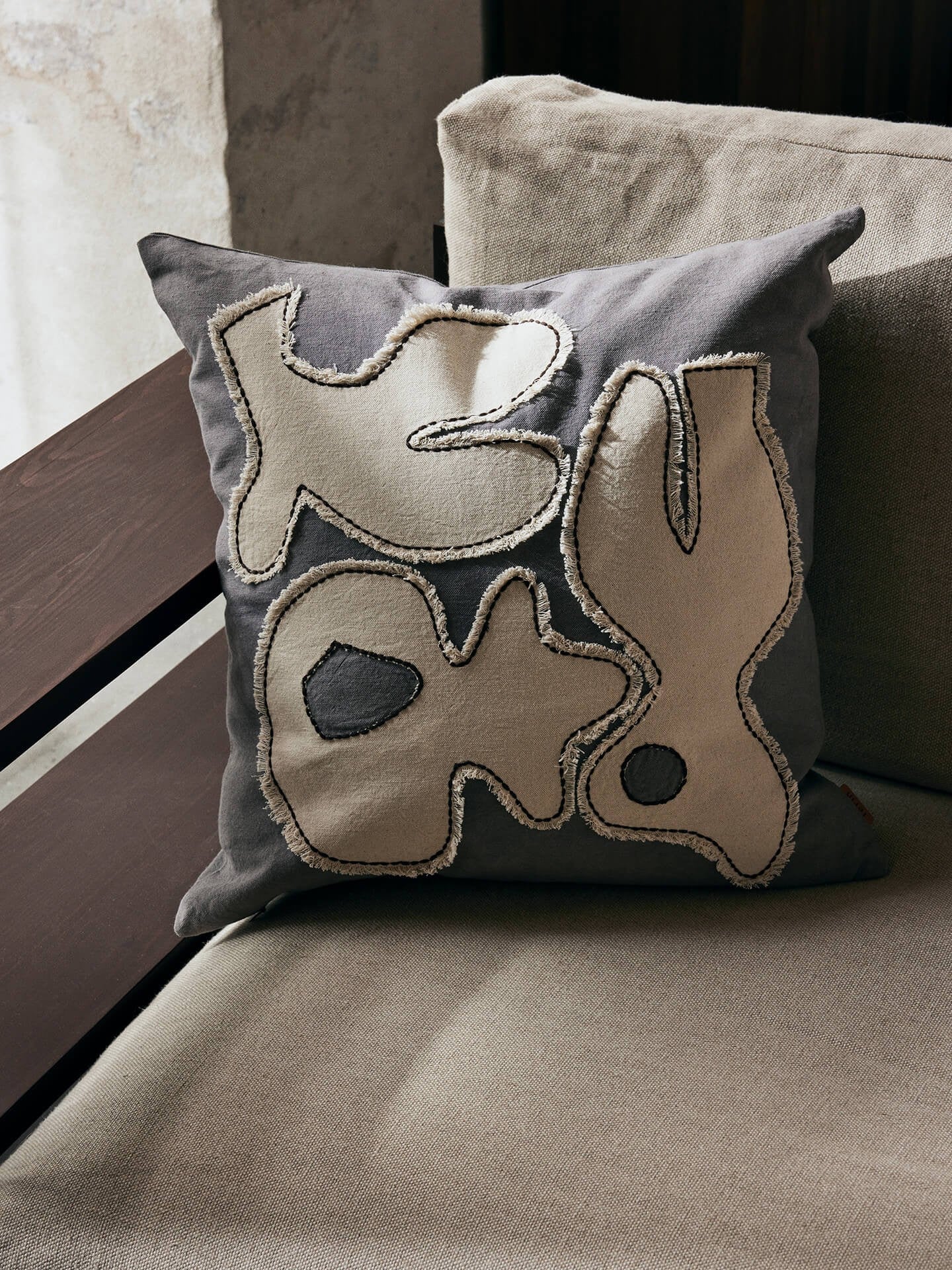 cojin-figure-grey-blueoff-white-50x50-17681