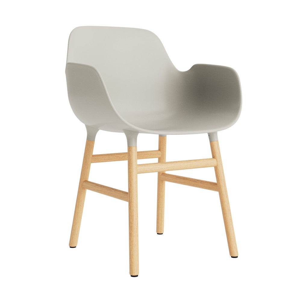 silla-brazos-form-gris-claro-patas-madera-17896