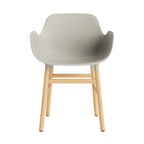 silla-brazos-form-gris-claro-patas-madera-17896