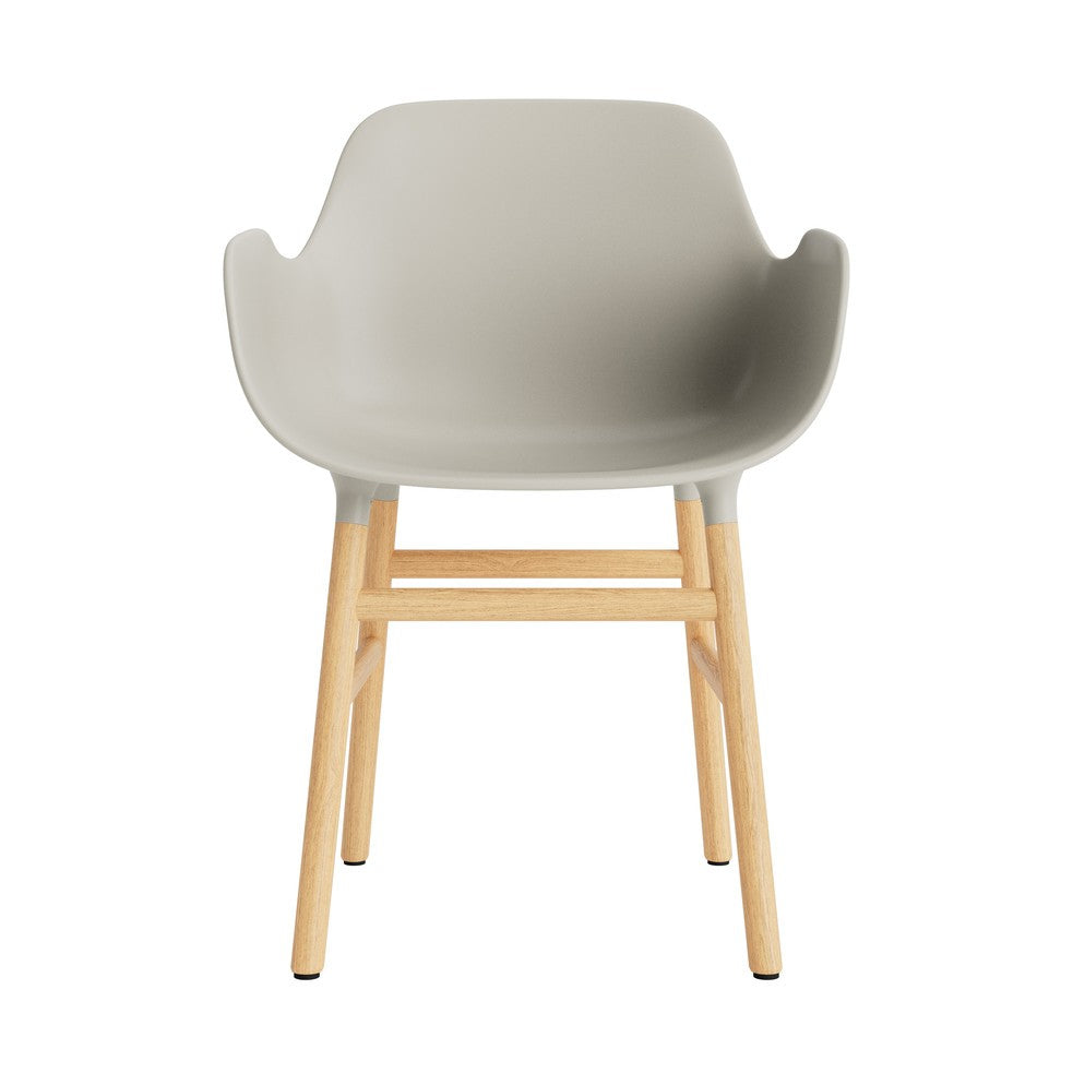 silla-brazos-form-gris-claro-patas-madera-17896