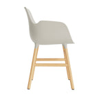 silla-brazos-form-gris-claro-patas-madera-17896