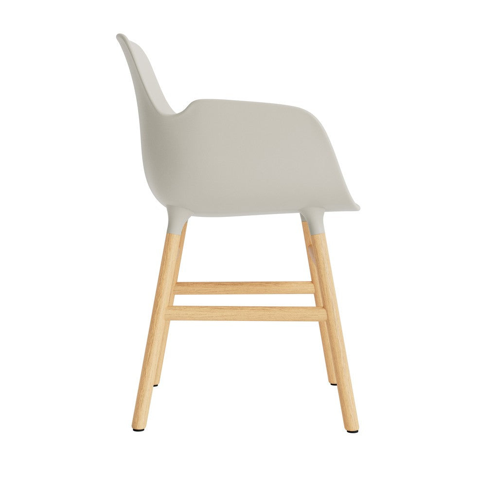 silla-brazos-form-gris-claro-patas-madera-17896