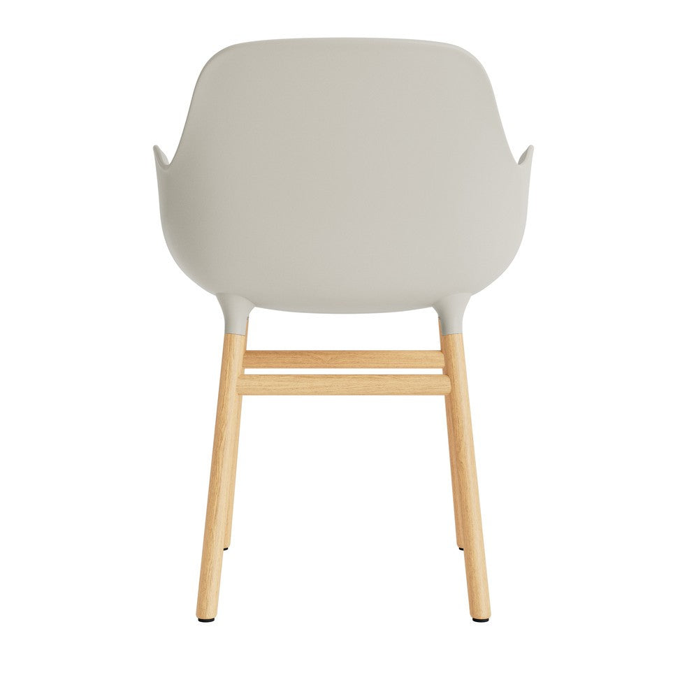silla-brazos-form-gris-claro-patas-madera-17896